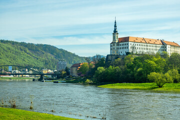 Wunderschöner Frühlingsspaziergang in der Tschechischen Grenzstadt Decin entlang der Elbe - Böhmische Schweiz - Tschechien