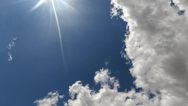 Wolken ziehen bei Sonnenschein im Zeitraffer vorbei