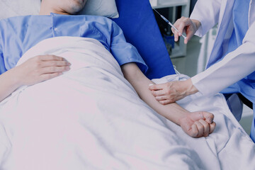 Obraz premium Doctor telling to patient woman the results of her medical tests. Doctor showing medical records to cancer patient in hospital ward. Senior doctor explaint the side effects of the intervention.