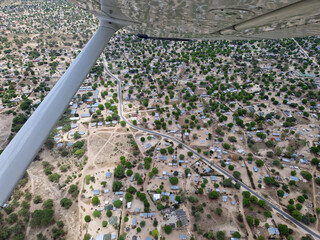 Blick auf die afrikanische Stadt Maun in Botswana, Afrika, fotografiert aus einem Kleinflugzeug mit...