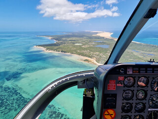 Flug mit einem Hubschrauber von der Ilha de Benguerra zur Bazaruto Insel vor der Küste von...