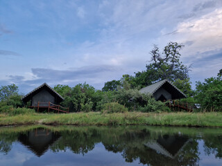 Fototapeta na wymiar Ein tented Camp (Zeltcamp) in Mitten der Seen und Flüsse des Okavango Delta in Botswana, Afrika