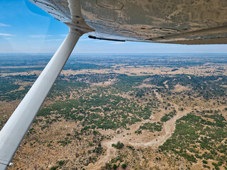 Flug mit einem kleinen Propellerflugzeug / Kleinflugzeug über die Savanne von Botswana, Afrika