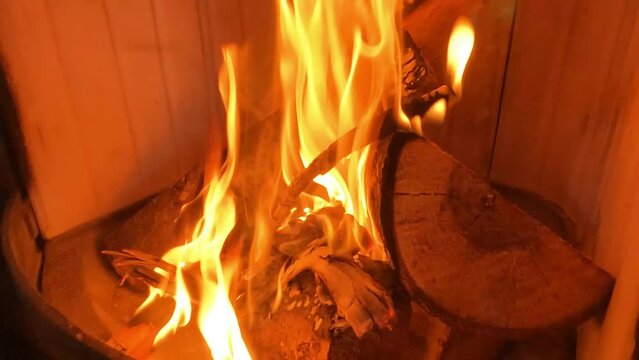 ein Kamin in dem Holz brennt, im Zeitraffer