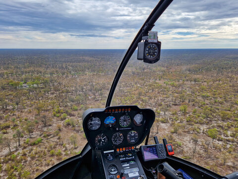 Rundflug mit einem Hubschrauber &uuml;ber die Savanne von Botswana, Afrika 
