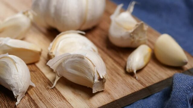close up pf garlic on a chopping board on table 