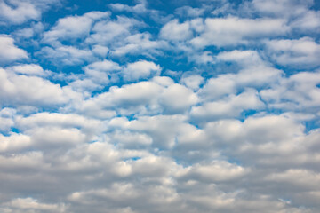 Niebo z chmurami