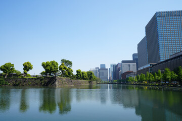 お堀に映るビル群