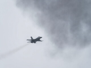 雲に飛び込むF-16戦闘機