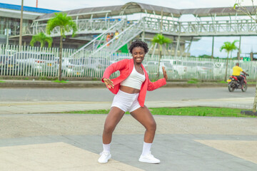 Joven Afro baila al estilo urbano en el centro de la ciudad