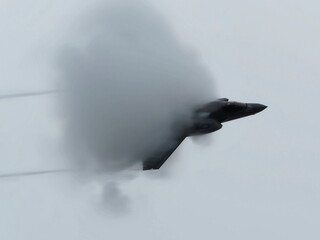 音速の壁を破るF-35B戦闘機