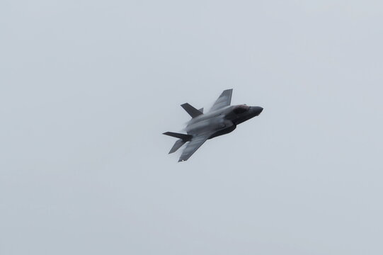 翼にヴェイパーを纏うF-35B戦闘機