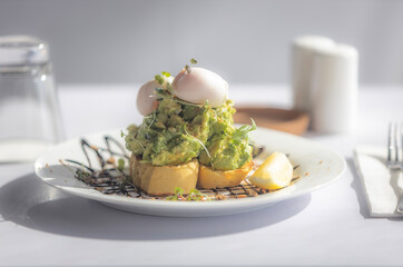 smashed avocado with poached egg
