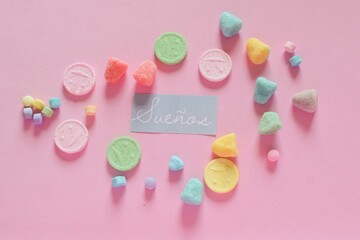 Obraz na płótnie Canvas Bonita combinación de dulces, colores, y palabras