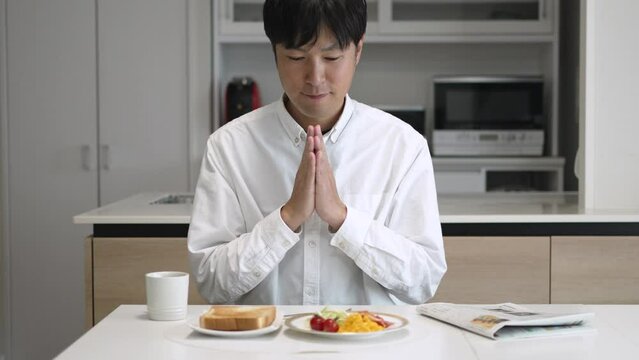 ご馳走様でしたをする男性