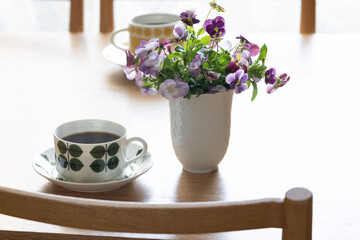 庭で採れたビオラと北欧の食器でコーヒーの時間