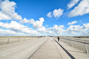 ラカゼルヌからモンサンミッシェルへ続く橋を歩いて渡る点景の観光客
