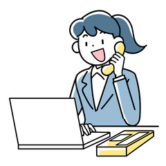 パソコンを見ながら笑顔で電話対応するビジネスウーマン