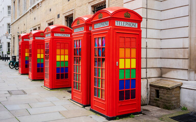 虹色に装飾された赤い公衆電話ボックス