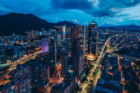 Paisaje urbano  nocturno de la ciudad de Bogot&aacute;, capital del pais Latinoamericano: Colombia.	
