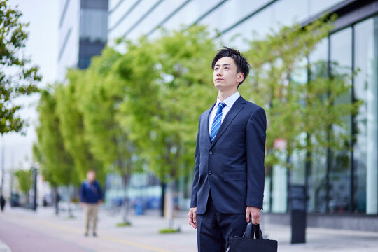 20代日本人大学生が就職活動をしている春のイメージ