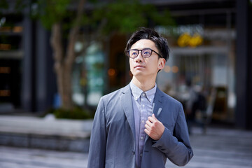 20代日本人ビジネスマンが仕事をしている春のイメージ