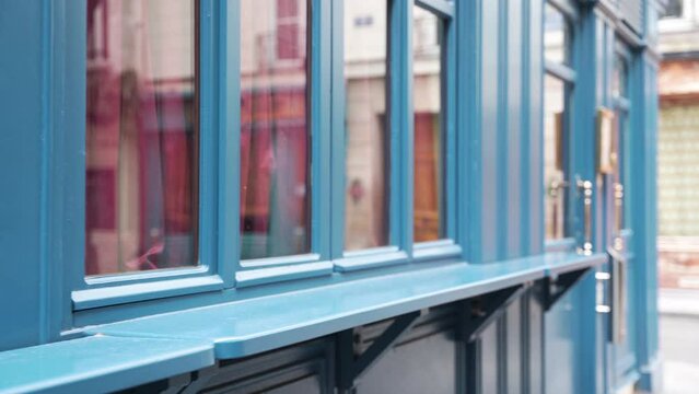 facade bleue et carreaux