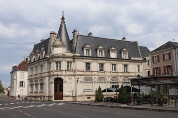 Fototapeta na wymiar Bâtiment typique, vu de l'extérieur, ville de Montargis, département du Loiret, France