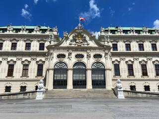 Obraz premium Belvedere Palace, Belvedere Palace building and gardens and statues, Vienna, Austria