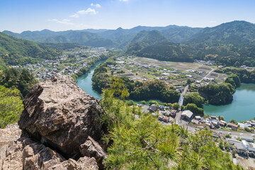 Fototapeta na wymiar 遠見山の見晴らし岩と飛騨川の眺望（川辺町岐阜県