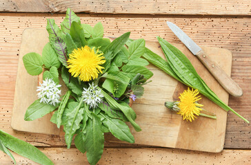 Wildkräutersalat Salat Wildkräuter essbare Blüten Tisch Brett essen Salat Wild 