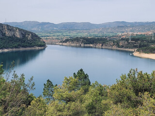 Fototapeta na wymiar Embassament de Sant Antoni in Pallars Jussá. Route around the reservoir. Large reservoirs in Catalonia. 