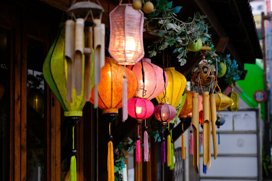 軒下を飾る色とりどりの行燈
Colorful Lanterns Adorning the Eaves