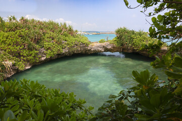 沖縄県宮古島　ピキャズ　陥没ドリーネ　美しい泉　