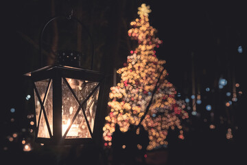 ろうそく火とクリスマスツリー