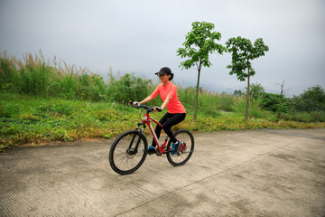 Obraz premium Riding bike in spring forest