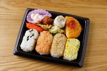 おにぎり弁当