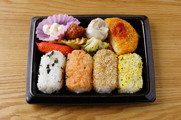 おにぎり弁当