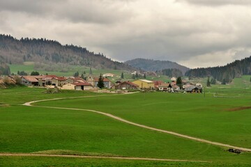 Fototapeta na wymiar Village de montagne dans le Haut-Jura.