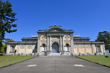 Fototapeta na wymiar 春に歩く奈良国立博物館のなら仏像館