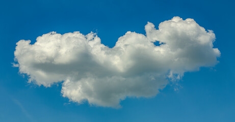 Obraz na płótnie Canvas fluffy cloud on blue sky
