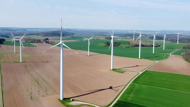 Drohne fliegt am Windpark mit Windkraftanlagen im Agrarland, Windenergie, Luftaufnahme