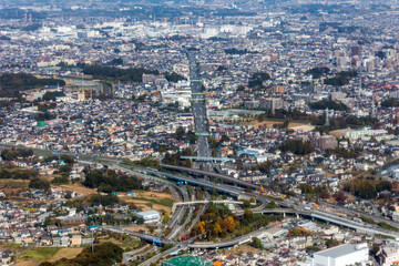 Obraz premium 埼玉県の宮前インターチェンジ上空から宮原駅方向を空撮