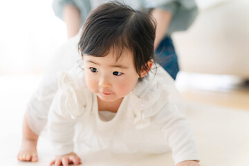 Fototapeta premium 部屋でくつろぐ赤ちゃんとママ