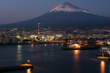 静岡県富士山と港町の夜景