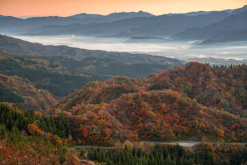 新潟県南魚沼市　紅葉と朝焼け雲海2