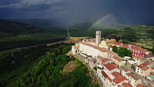 Luftaufnahme von der Stadt Motovun mit einem Regenbogen im Hintergrund 