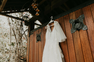 Puerta rustica con vestido colgado 