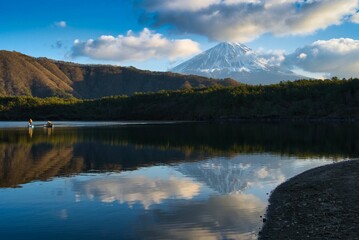 富士山と湖と船