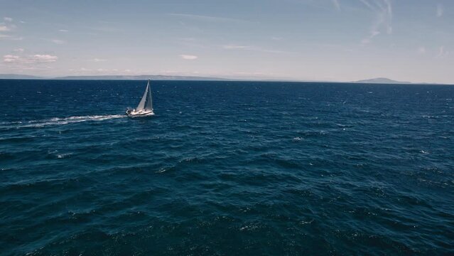 Drohnenaufnahmen von Segelbooten auf dem Mittelmeer 